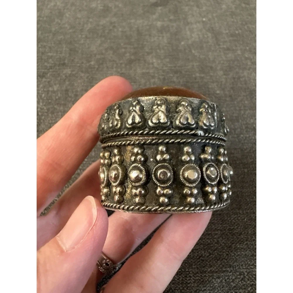 Vintage Metal Trinket Or Pill Box W/Accent‎ Stone Elephant